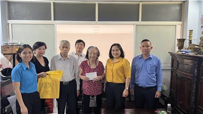 Image: Đảng ủy - Ủy ban nhân dân - Ủy ban MTTQ Việt Nam Phường 1 Quận 10 thăm và tặng quà nhân kỷ niệm 47 năm Ngày giải phóng Miền Nam thống nhất đất nước (30/4/1975 - 30/4/2022)