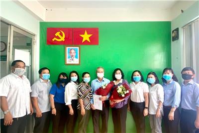 Image: Ban Thường vụ Đảng Ủy Phường 1  trao Quyết định chuẩn y chức danh Chủ tịch Hội Cựu chiến binh phường nhiệm kỳ 2017 - 2022