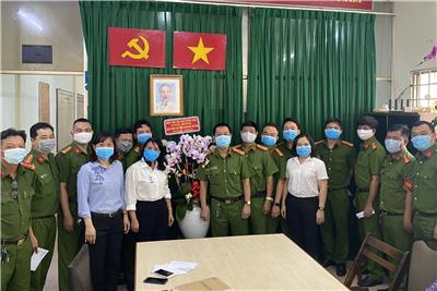 Image: Thăm và tặng hoa lực lượng công an phường nhân kỷ niệm 75 năm ngày thành lập Công an nhân dân