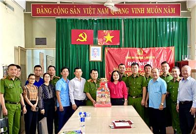 Image: Đảng ủy - Ủy ban nhân dân - Ủy ban Mặt trận Tổ quốc Việt Nam Phường 1 thăm, tặng quà Tết các đơn vị